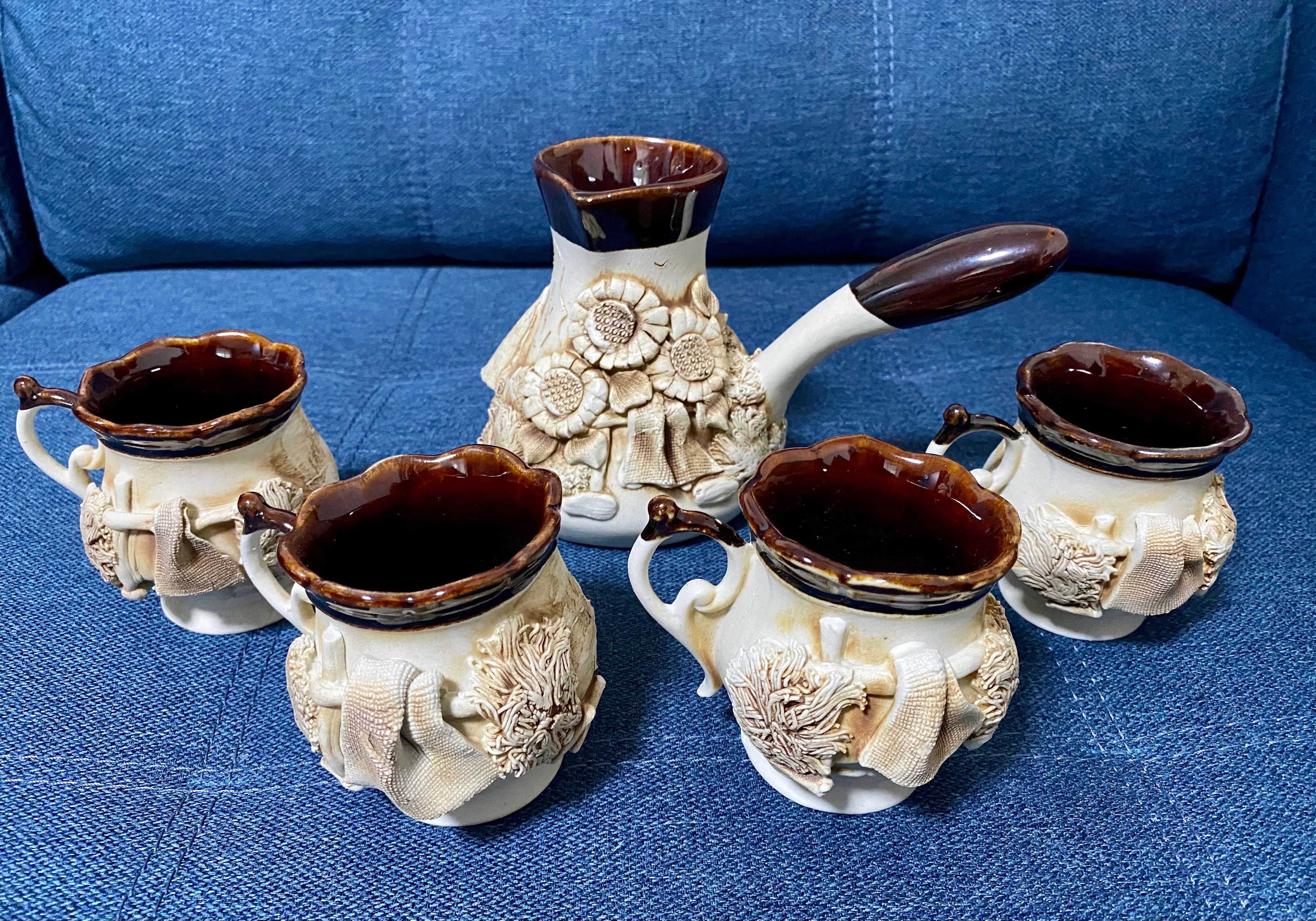 Керамический набор кофеварка (турка) и четыре чашки.