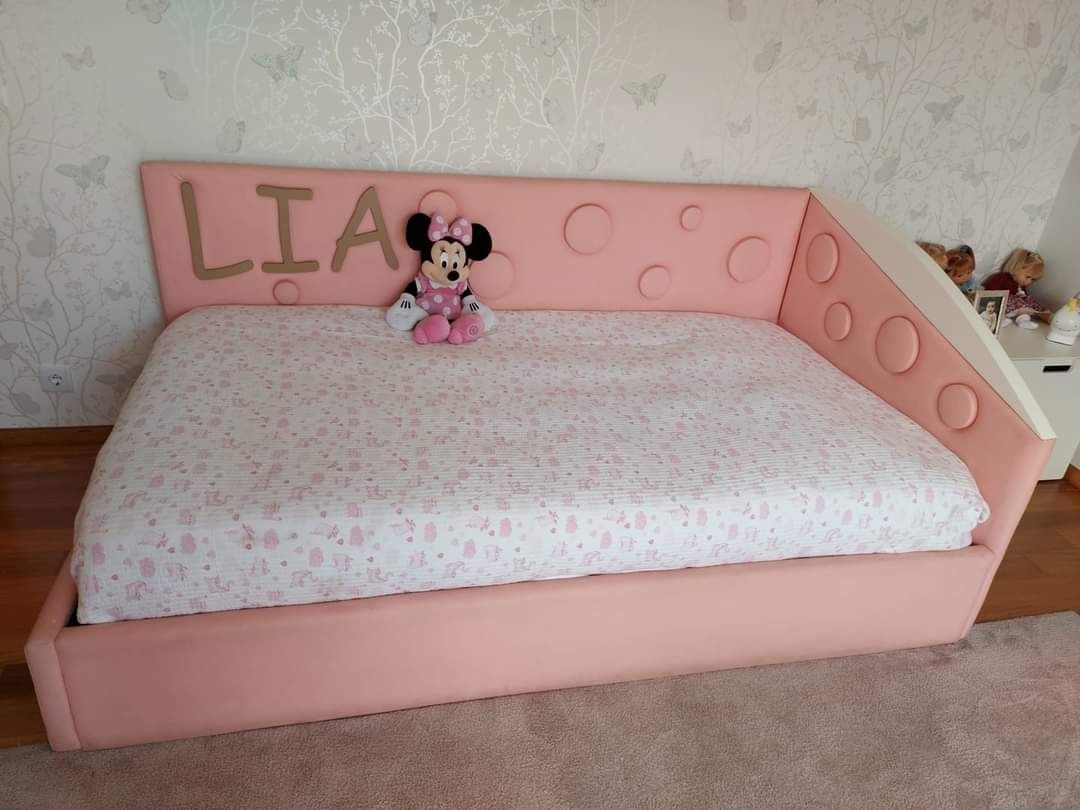 Cama de criança cor de rosa