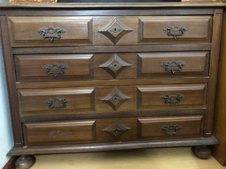 Cómoda de madeira com 4 gavetas - prática, económica e resistente