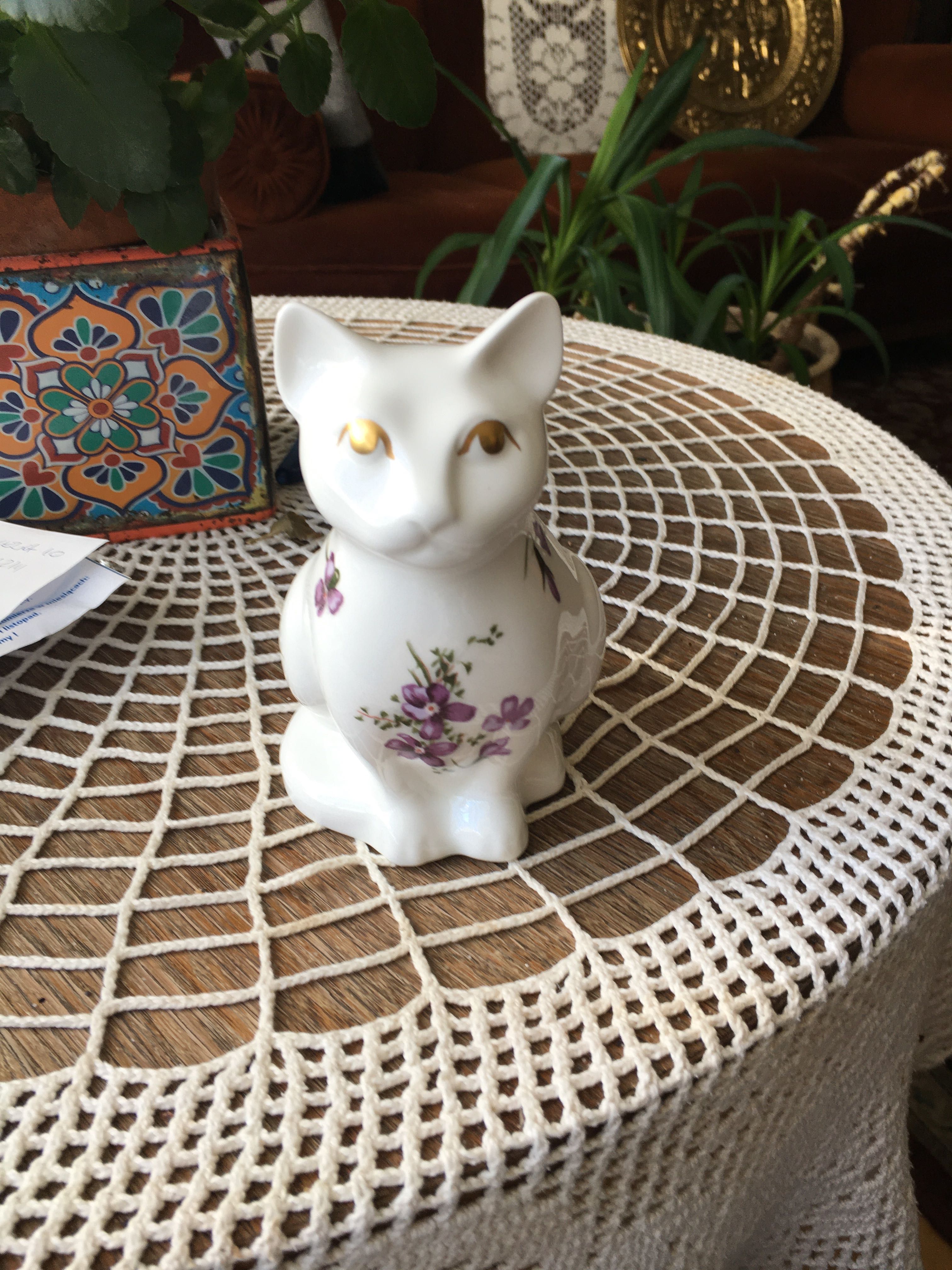 Kotek z angielskiej porcelany