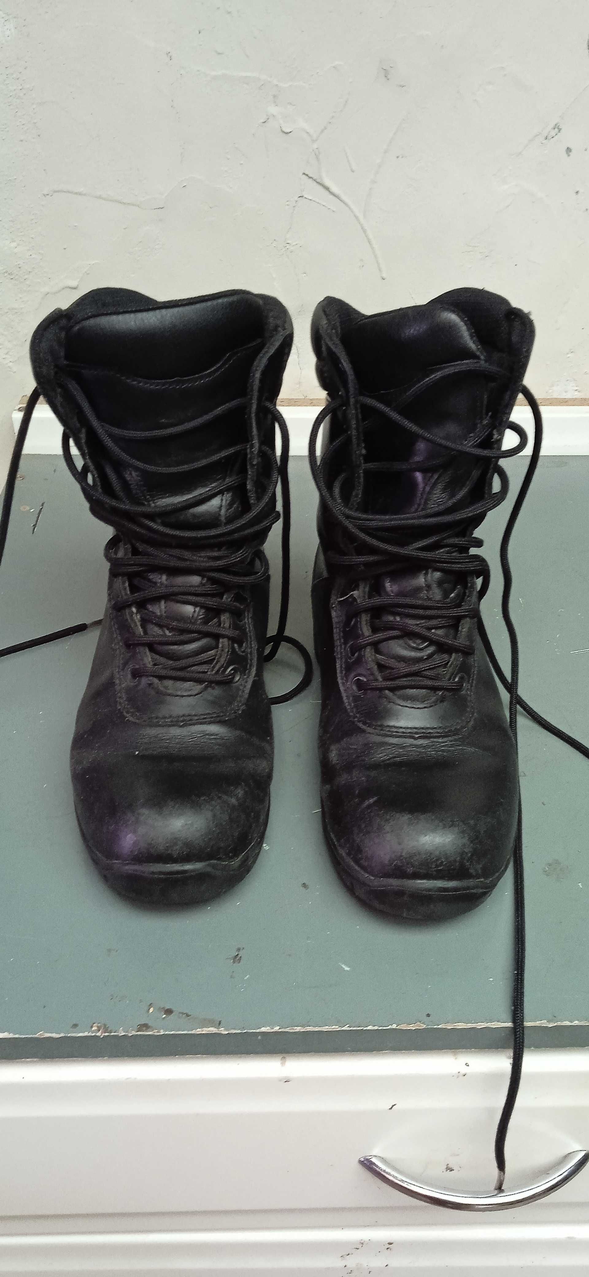 botas da tropa em bom estado e com muito piso Nos. 37 - 41 - 44.