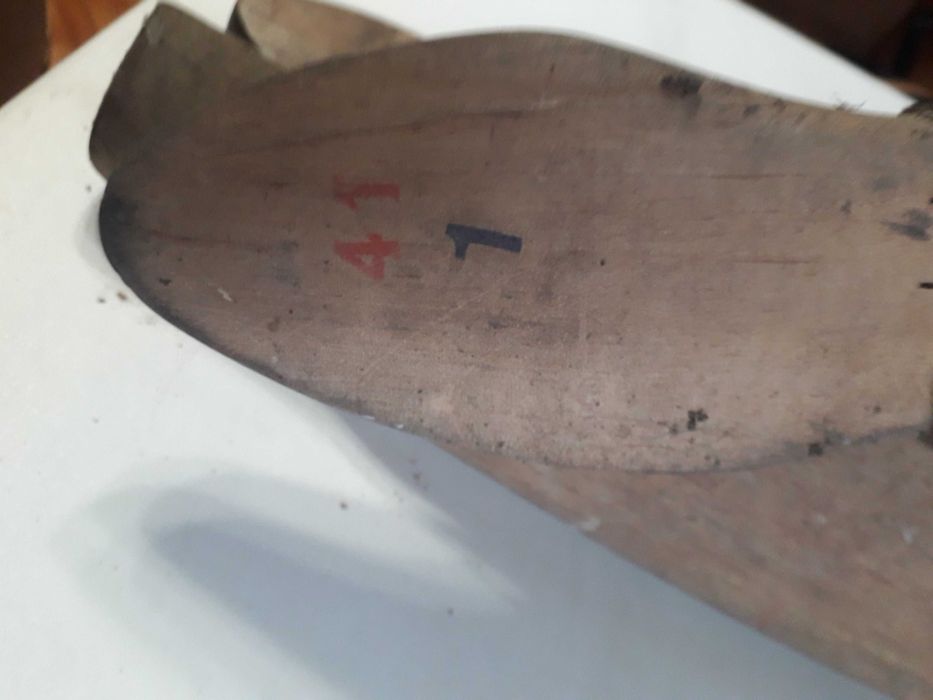 Czarne skórzane buty z cholewami, typu oficerki,