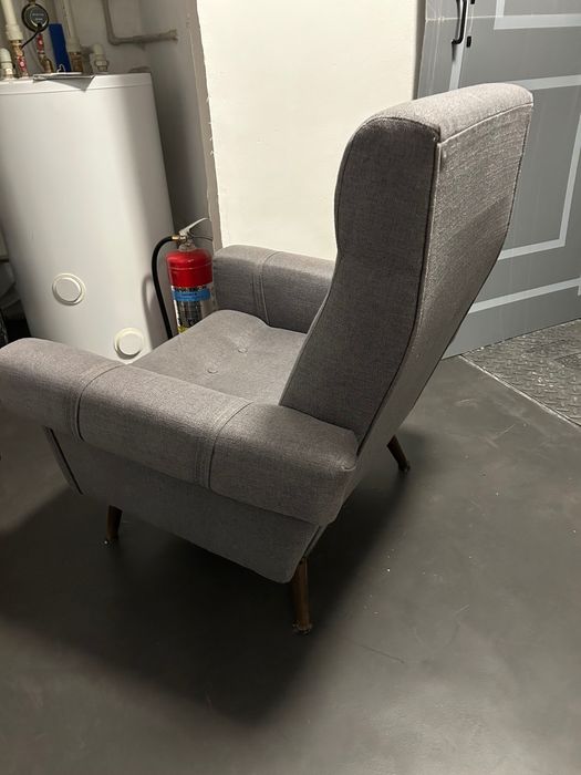 Stabilny wygodny szary fotel w stylu mid century po renowacji