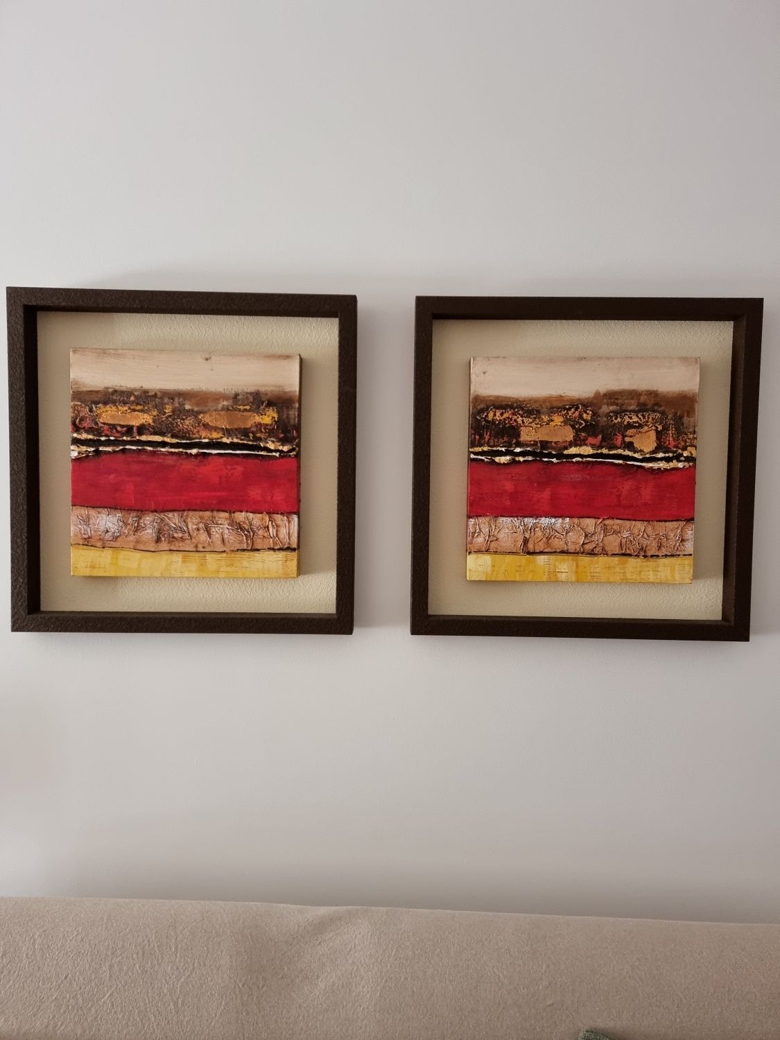 2 quadros com moldura em madeira