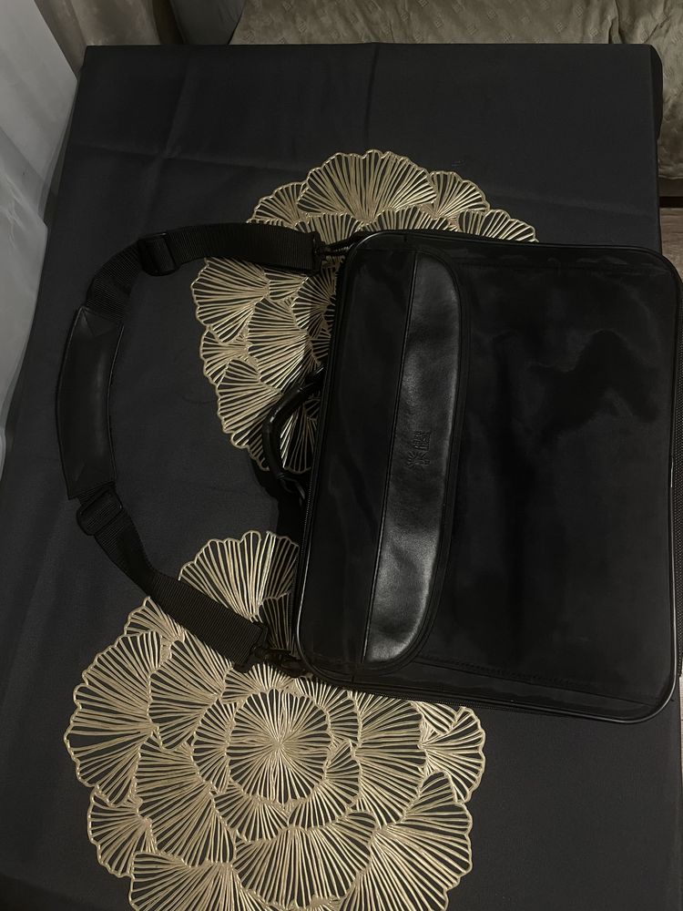 Torba na laptopa Case Logic  czarna na ramię