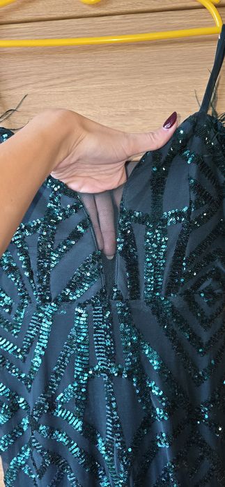 Sukienka wieczorowa w cekinowa i z piórkami