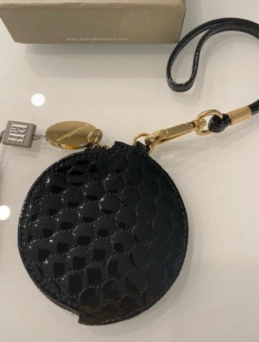 Pedro del Hierro porta moedaa