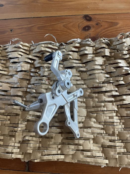 Set podnóżek prawy Aprilia RSV4