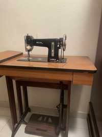 Mesa com maquina de costura antiga