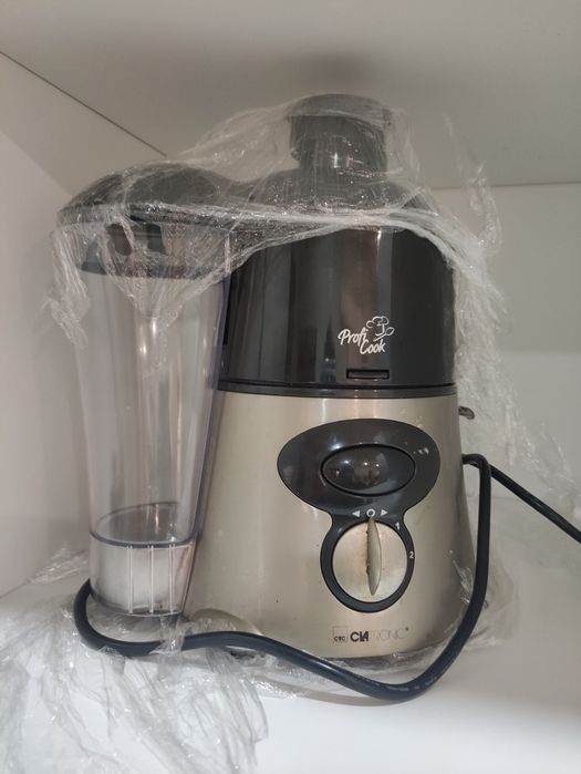 Várias chaleiras/espremedor de sumo.