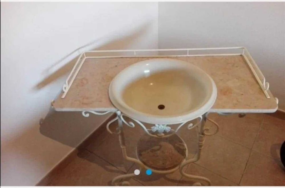 Lavatório antigo com pedra