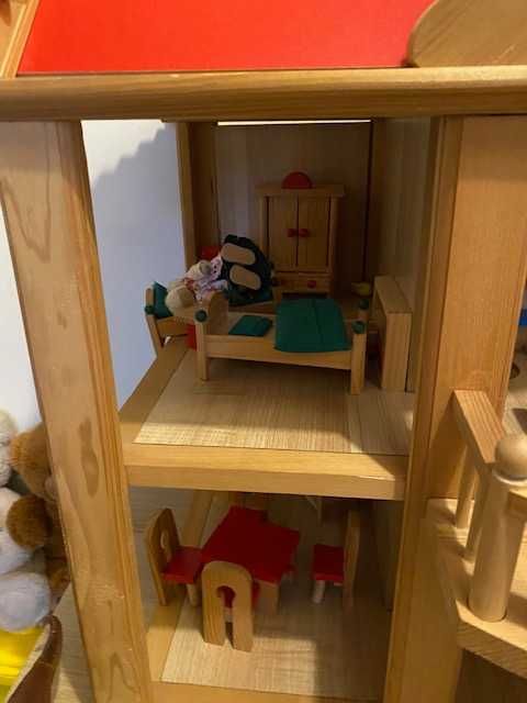 Duży drewniany domek dla lalek