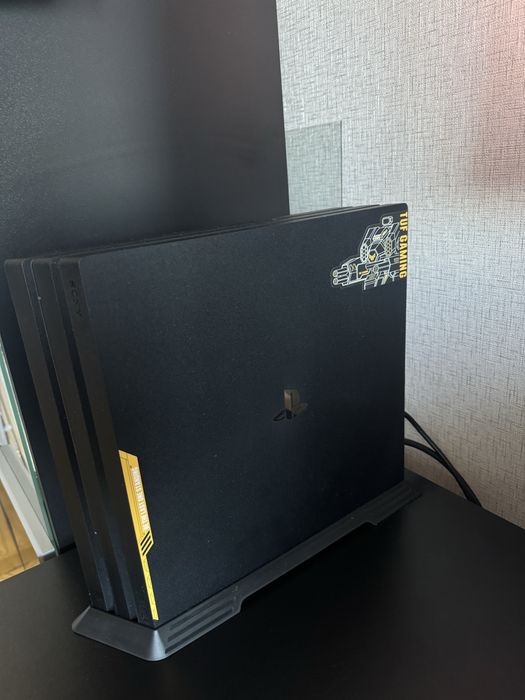 Продам Sony Playstation 4 PRO 1TB + 2 джойстика ориг + FIFA25