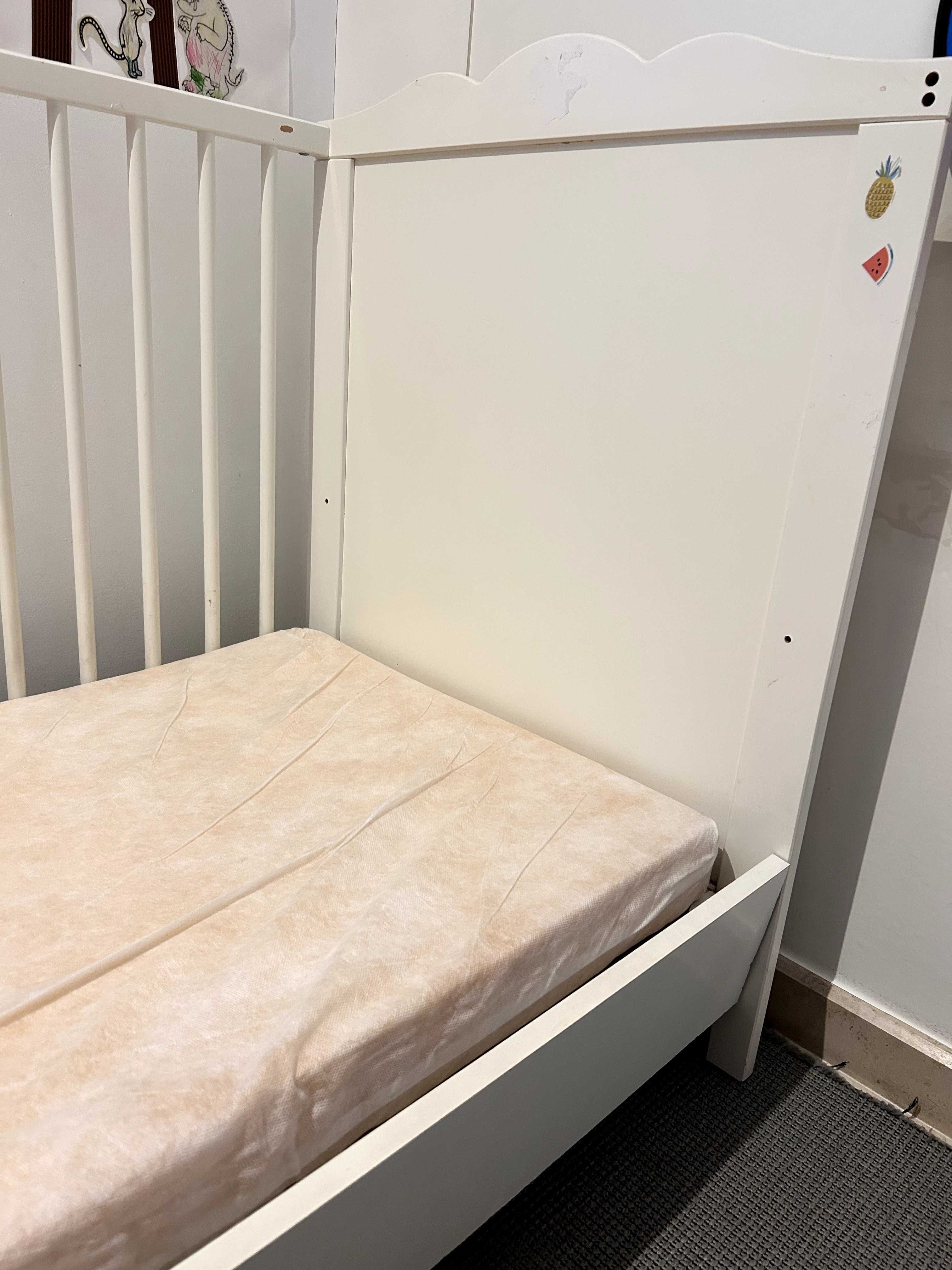 Berço/cama ikea OFEREÇO colchão, proteções e roupa de cama