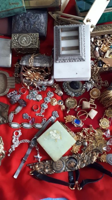 Różne akcesoria 4 szkatuly z marmuru i stare popielniczki