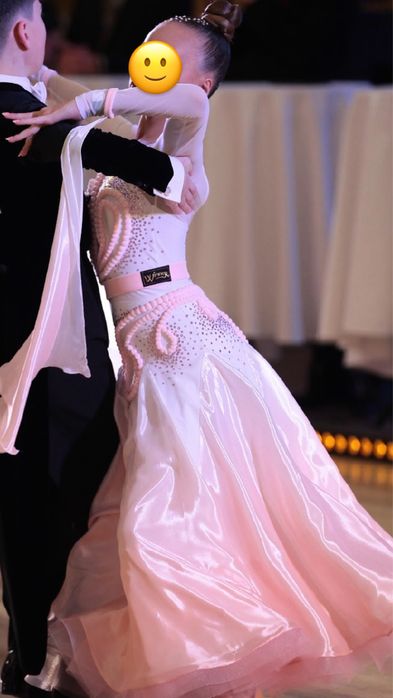 Продаємо бальну сукню