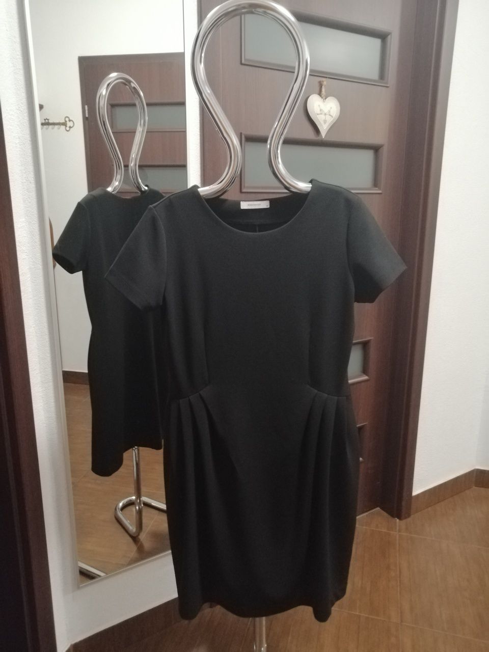 Sukienka czarna na krótki rękaw