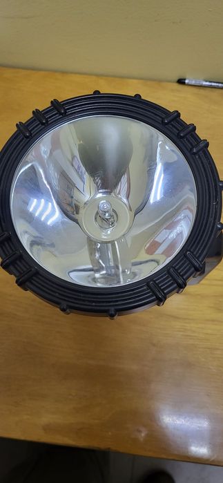 Фонарь очень мощный.