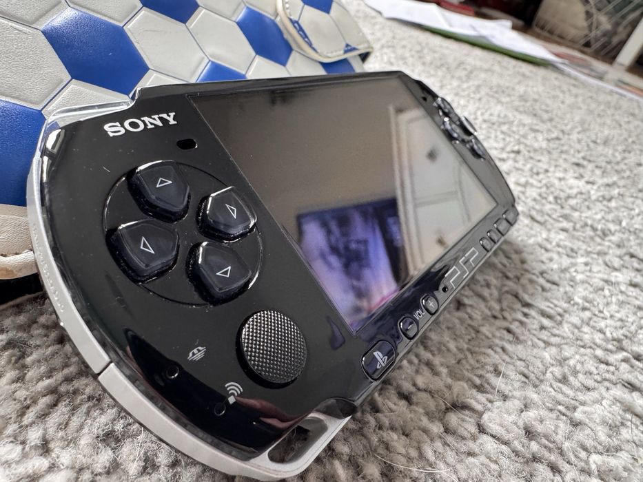 PSP 3004 stan idealny 3x gry  etui ladwarka
