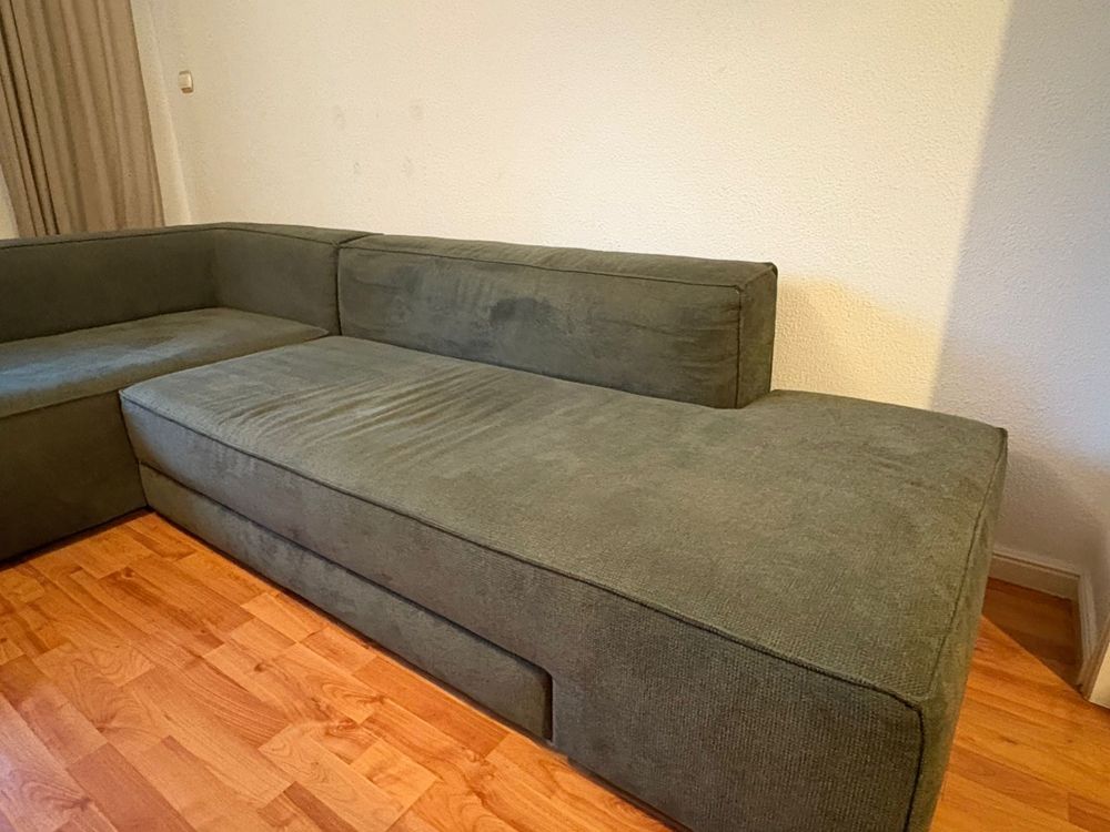 Sofá 3 lugares em veludo verde – La Redoute (Modelo Rosalie)