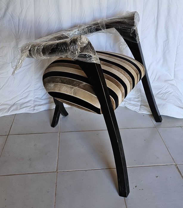 2 cadeirões em madeira e tecido de riscas