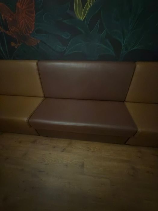 Sofás e pufes castanhos