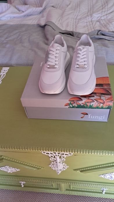 Sapatilhas funghi, brancas com detalhe prateado novas com etiquetas