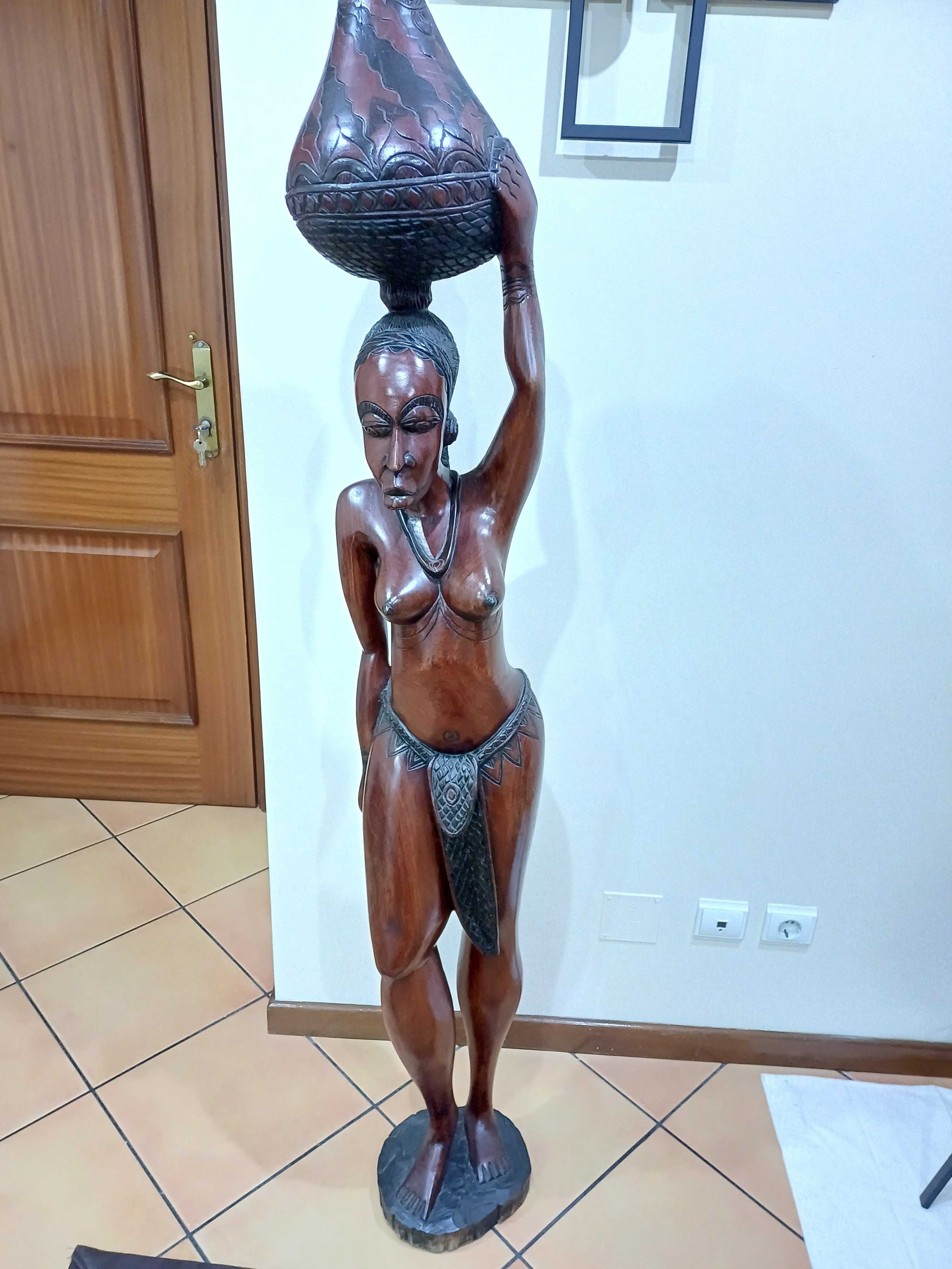 Estátua/boneca pau preto