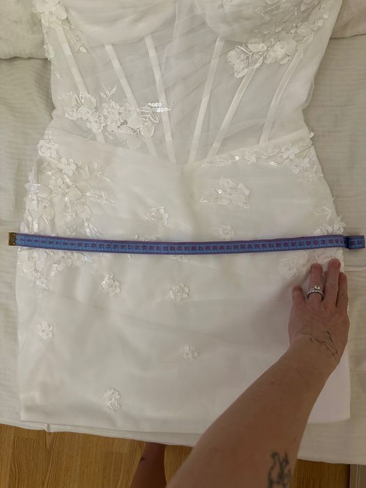 Весільна сукня на тонких бретелях