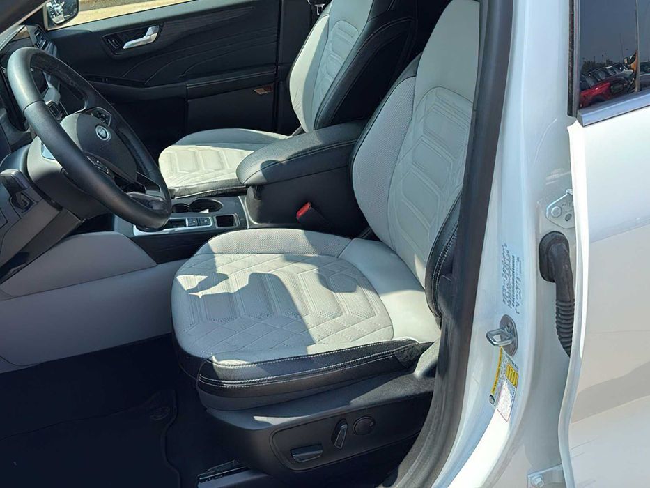 Ford Escape Hybrid      2023