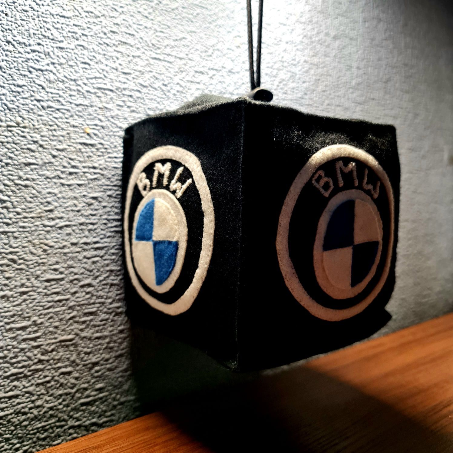 Kostka pluszowa ozdoba do samochodu BMW 13cm ścianka