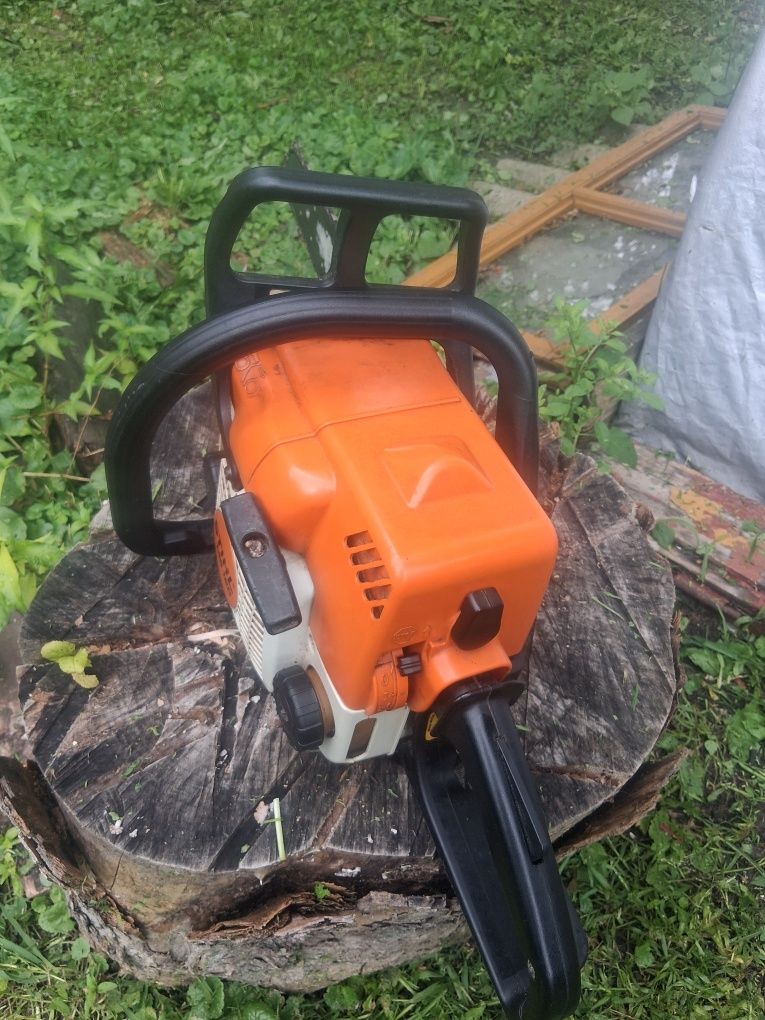 Pilarka Spalinowa Stihl MS 180. Prowadnica zakręcana na 2 śruby