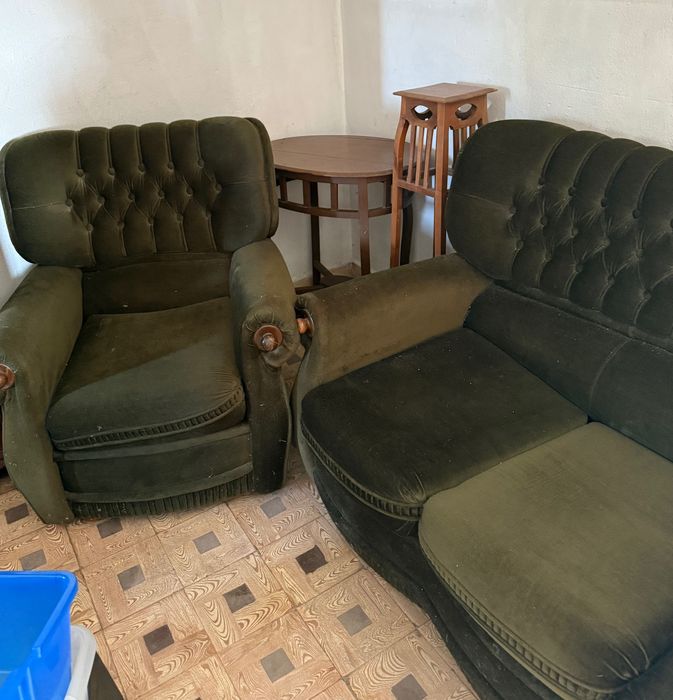 Sofá cama três lugares veludo e duas poltronas