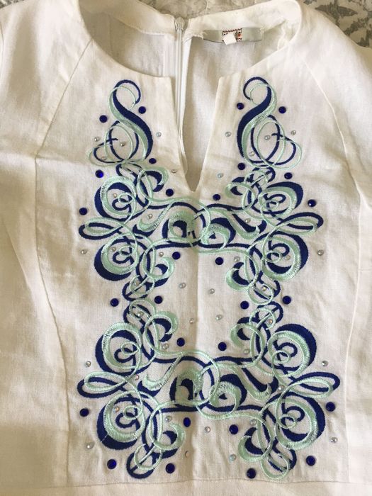 Сукня біла з вишивкою