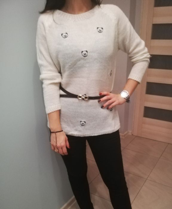 Sweter ecru w misie moschino