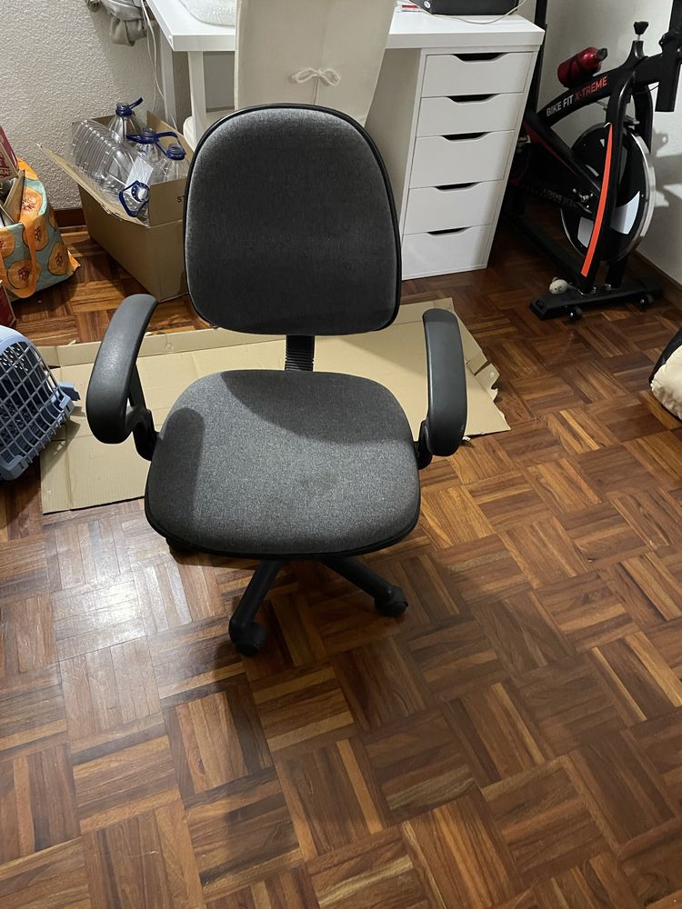 Mesa de centro e cadeira de secretaria
