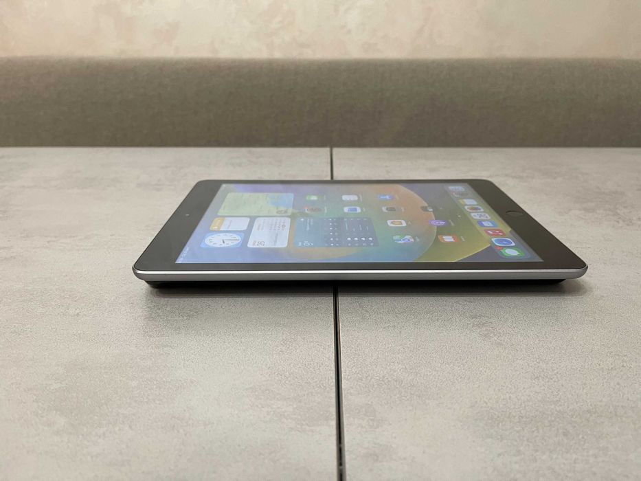 Планшет Apple iPad A1822 (5 Gen., 2020), 9.7", Apple A9, 2GB, 32GB