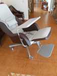 Cadeira com apoio pés e mesa