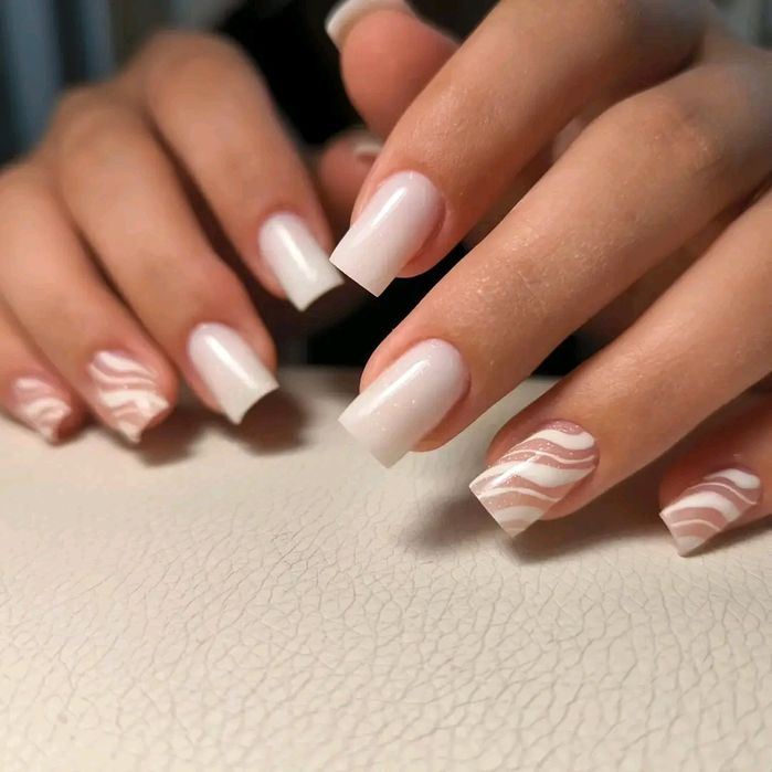 Манікюр, педикюр, нарощування нігтів.