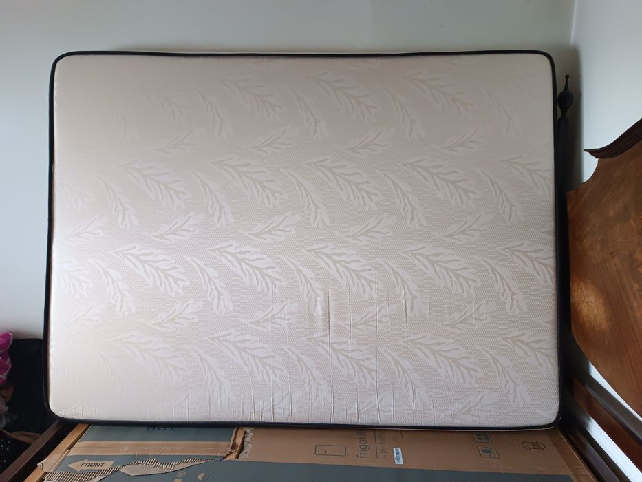 Cama com colchão ( casal)