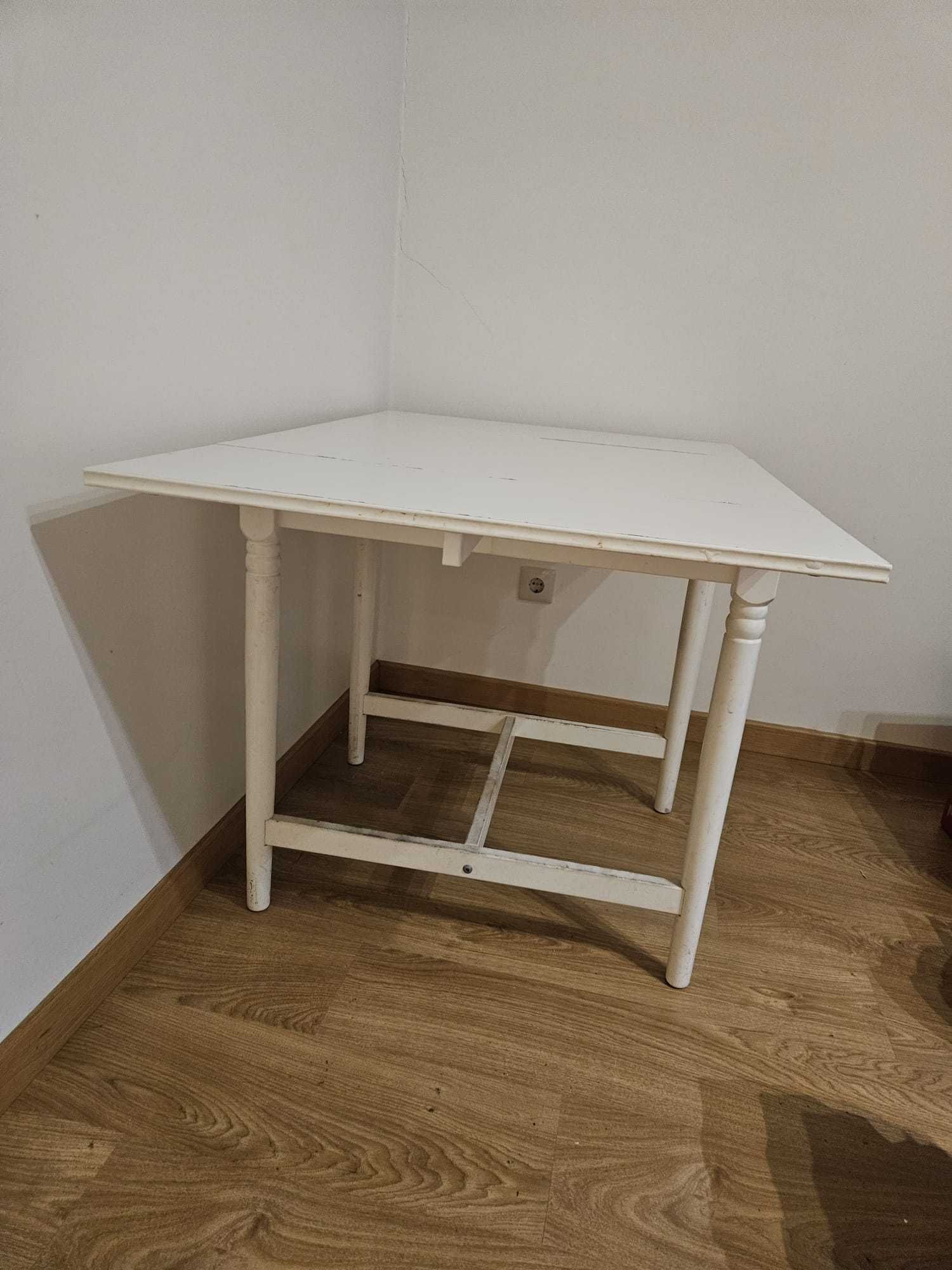 Excelente sofá cama, colchão, 2 mesas  e 2 secretárias e outros itens