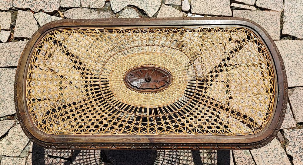 Mesa com tampo em palha muito antiga