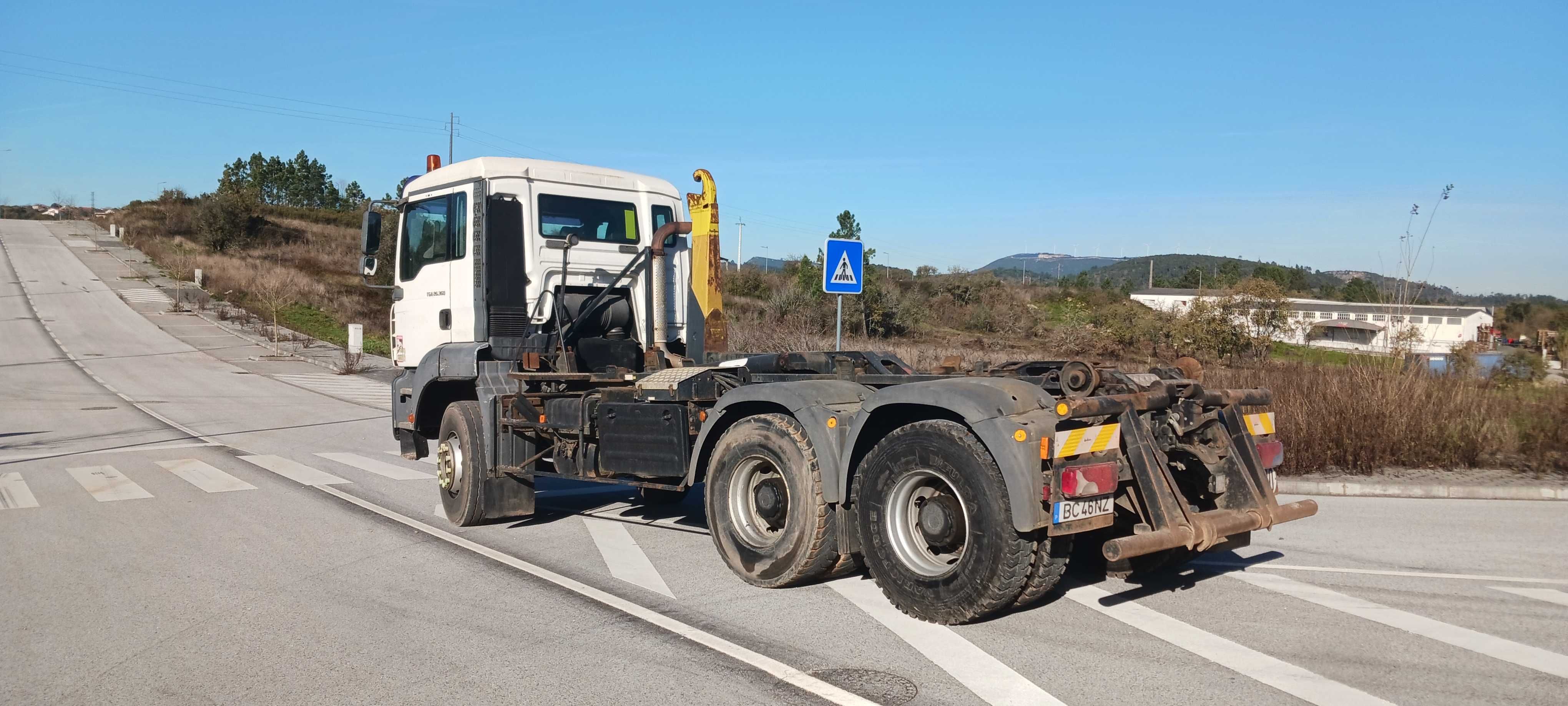 Camião MAN 6x4 com ampliroll