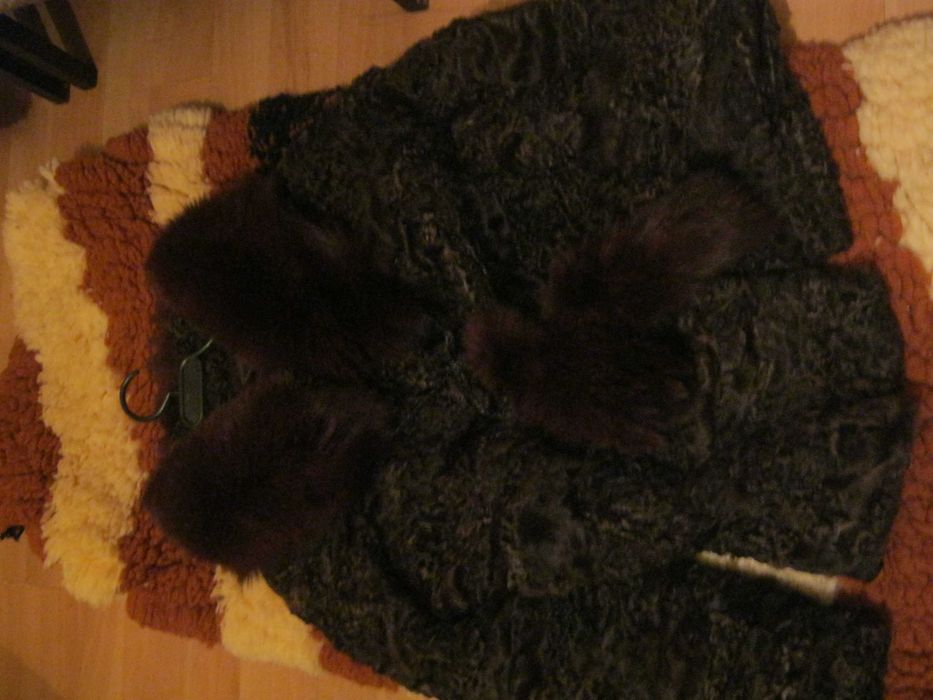 Urocze futerko  z karakułów z kołnierzem z lisa