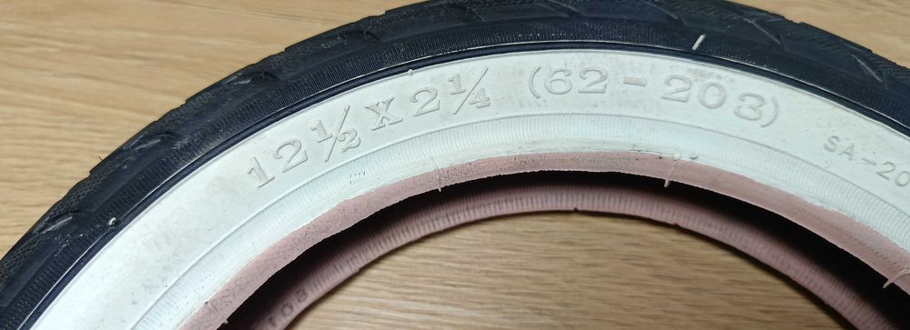 Opona  do wózka, rowerka DELI SA-206 12 1/2 x 2 1/4 biały bok