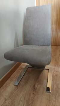 Cadeira moderna, nunca usada.