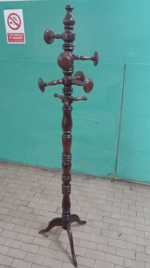 Cabide de pé alto