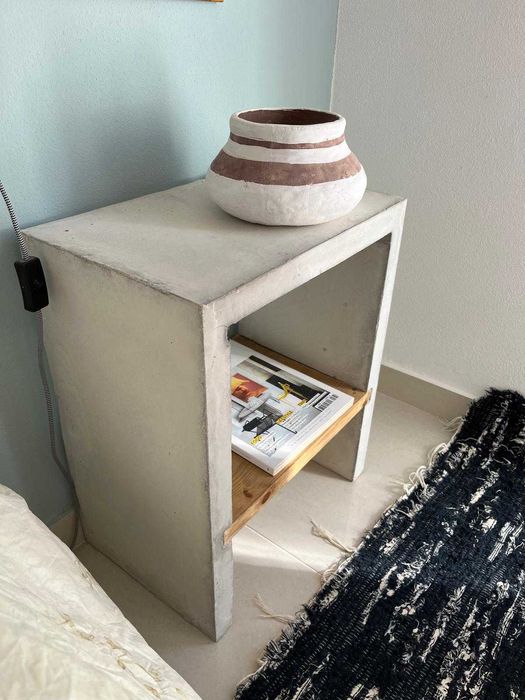 Mesa de cimento e madeira concrete and wooden table