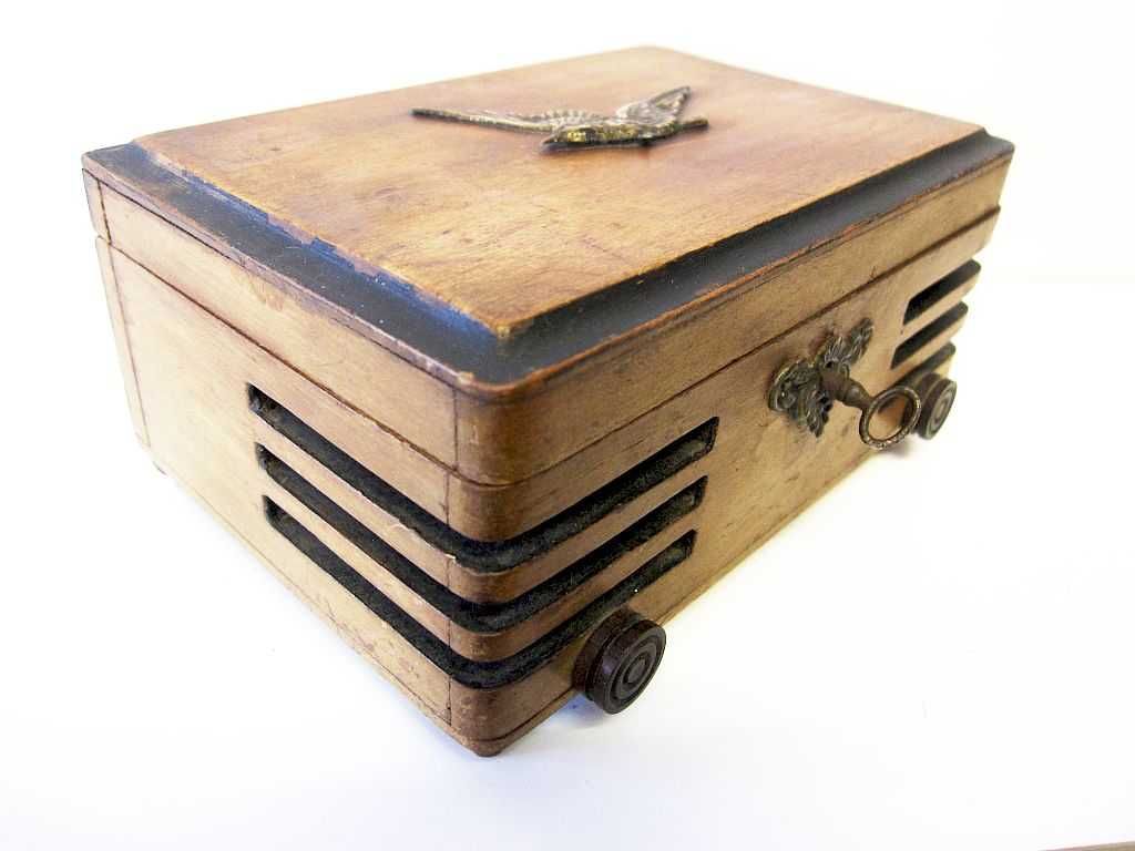 antiga invulgar caixa guarda joias em madeira em forma de um rádio