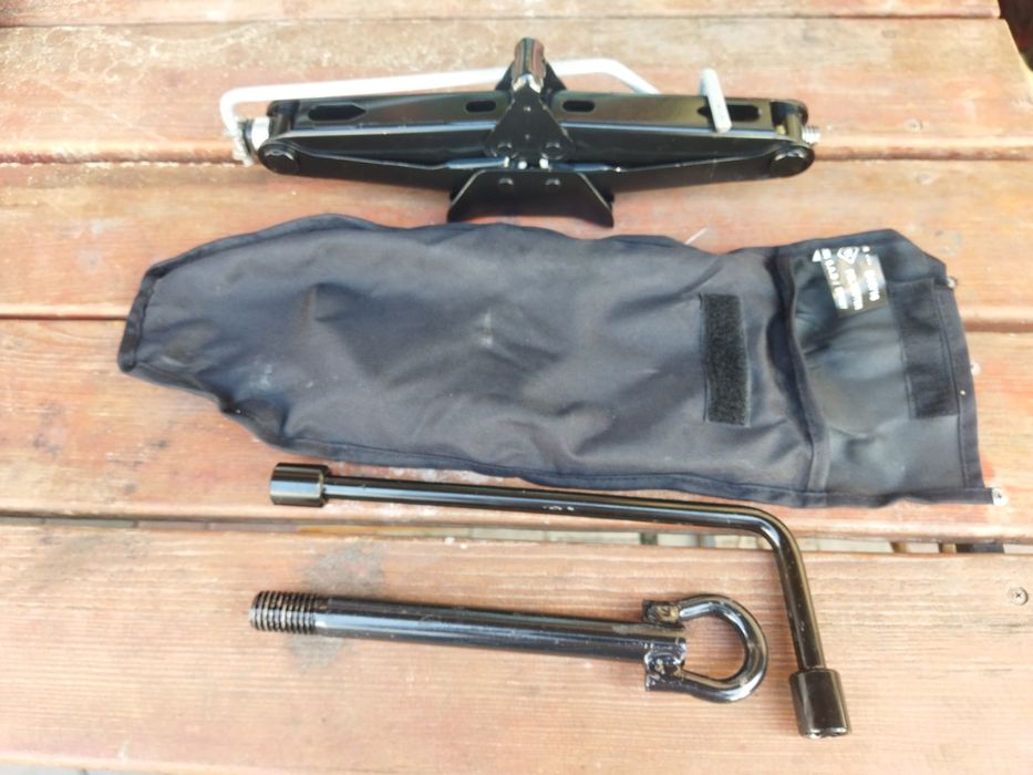 Комплект Renault Домкрат Ключ коліс Крюк Буксирування в чохлі